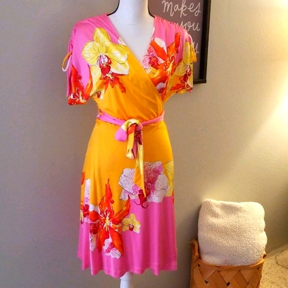Diane Von Furstenberg Dresses & Skirts - NWOT Diane von Furstenberg floral wrap dress
